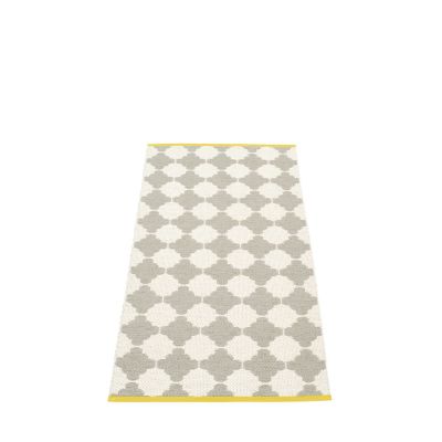 Marre Kunststoffteppich von Pappelina, 70x150 cm, mit grau-weißem Rautenmuster und gelbem Rand. Moderner Teppich für Innenräume.